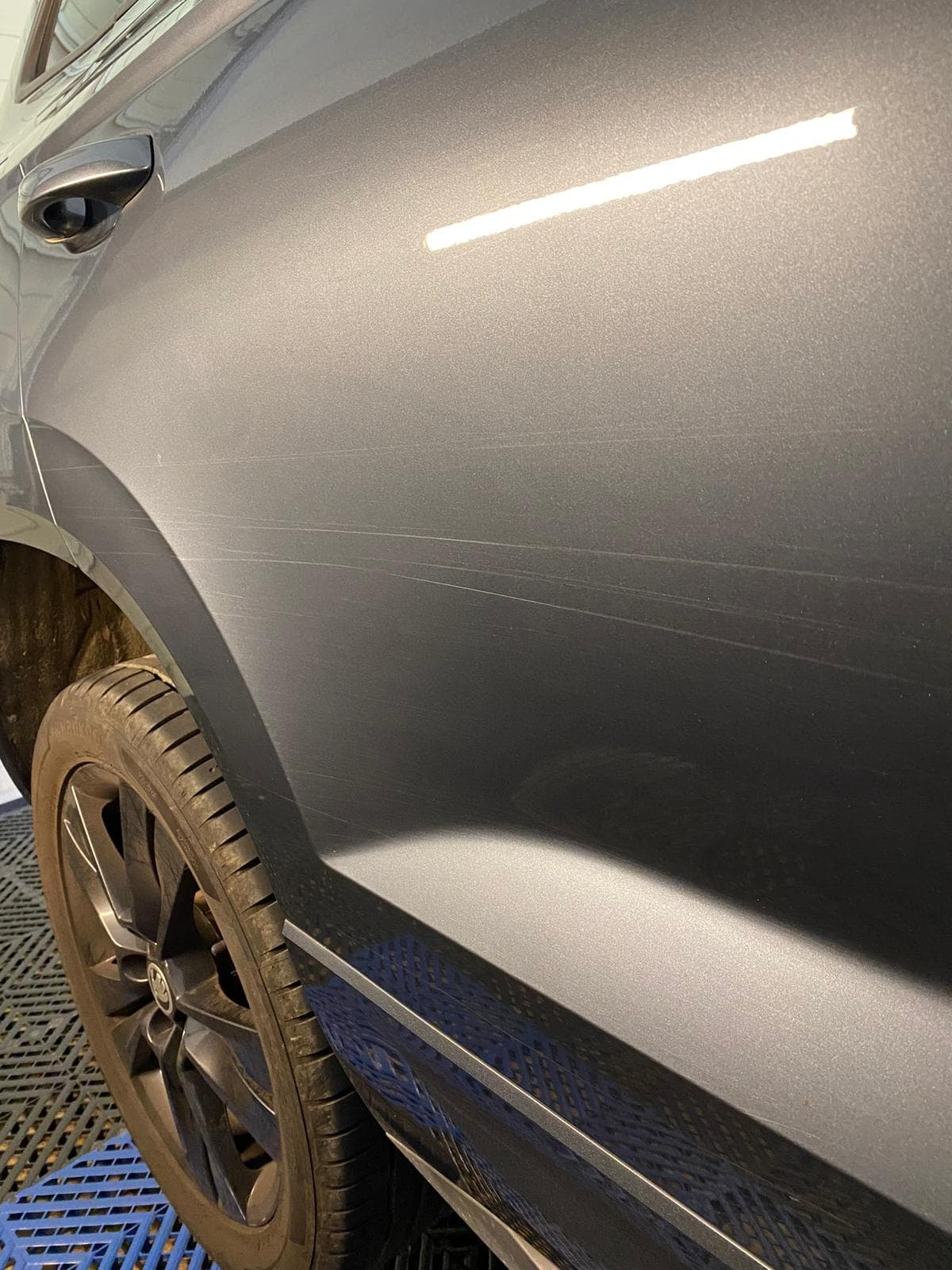 Lackpolitur Vorher-Nachher bei FF Customs – Kratzer und Swirl Marks entfernt, tiefer Hochglanz Lack – Vorher