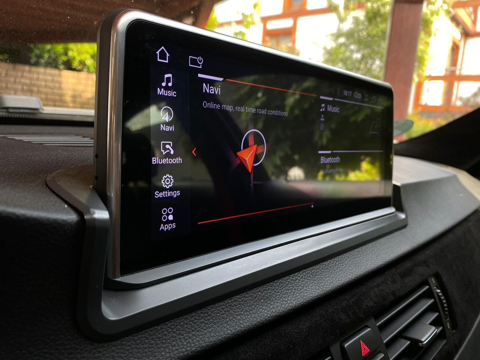 CarPlay nachgerüstet im Fahrzeug – nahtlose Integration ohne sichtbare Kabel, FF Customs Staufenberg